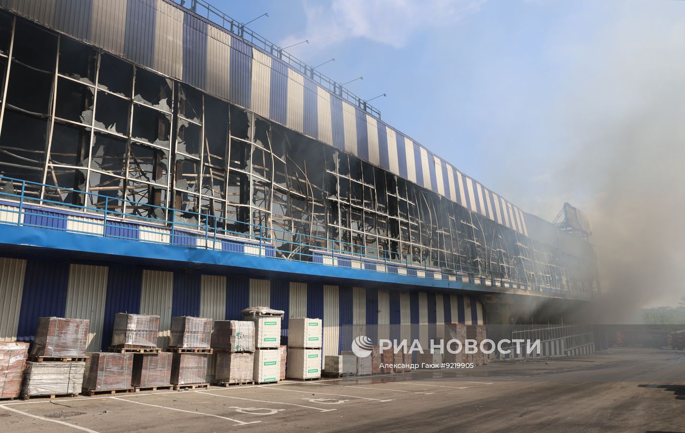 Последствия атаки беспилотников ВСУ на ТЦ "Галактика" в Макеевке