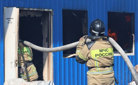 Последствия атаки беспилотников ВСУ на ТЦ "Галактика" в Макеевке