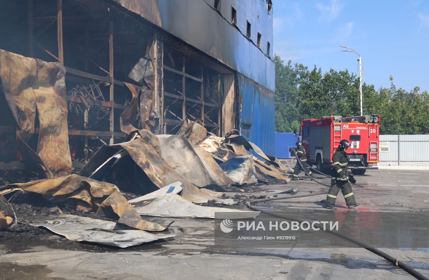Последствия атаки беспилотников ВСУ на ТЦ "Галактика" в Макеевке