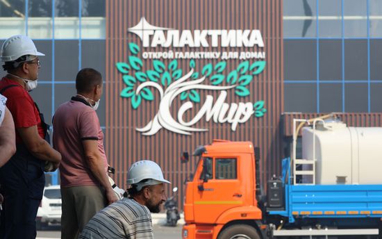 Последствия атаки беспилотников ВСУ на ТЦ "Галактика" в Макеевке