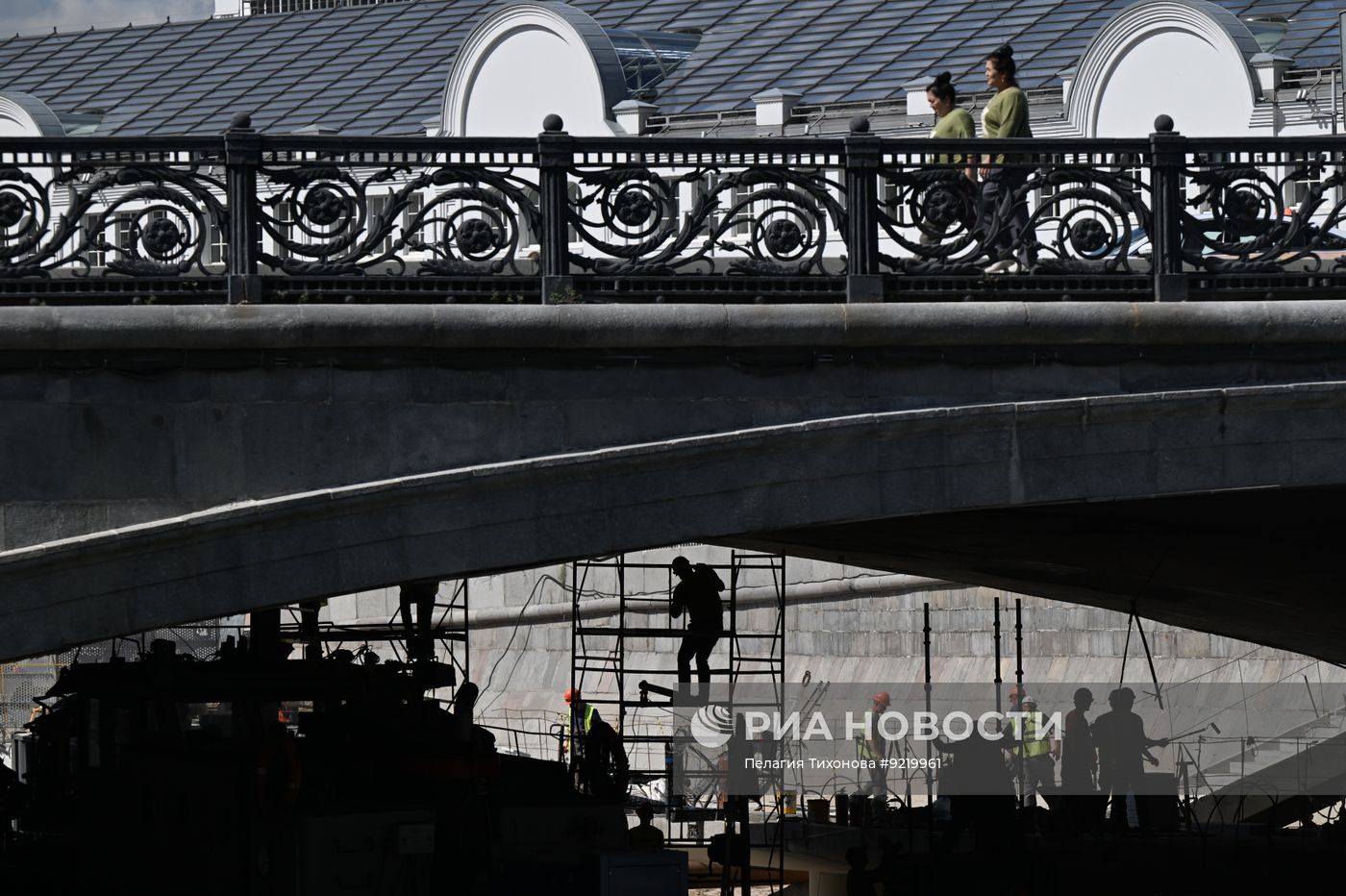Строительство пешеходного перехода под Малым Каменным мостом в Москве
