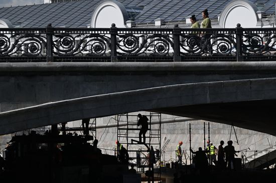 Строительство пешеходного перехода под Малым Каменным мостом в Москве