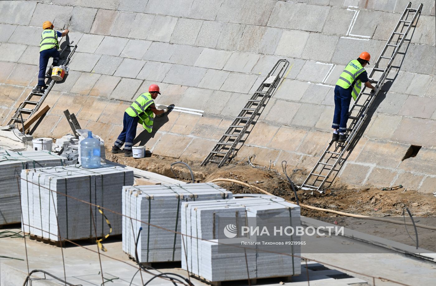 Строительство пешеходного перехода под Малым Каменным мостом в Москве