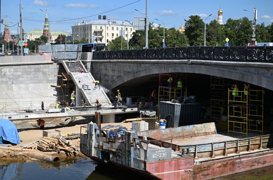 Строительство пешеходного перехода под Малым Каменным мостом в Москве