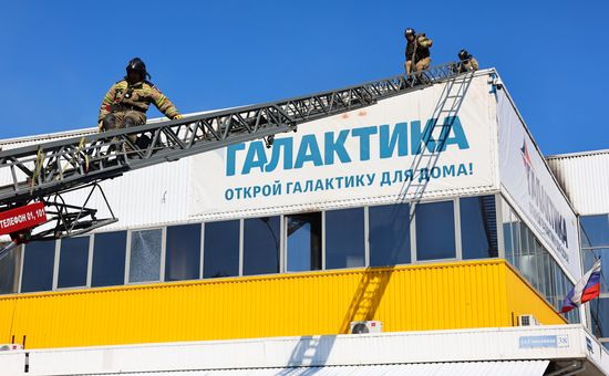 Последствия пожара в торговом центре "Галактика" в Донецке