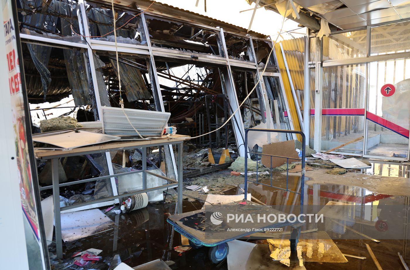 Последствия пожара в торговом центре "Галактика" в Донецке