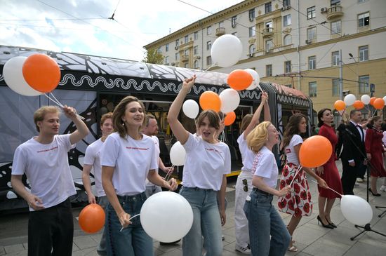 Запуск тематического трамвая "Метаморфозы Театра Олега Табакова" в Москве