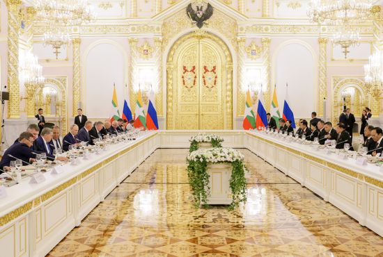 Встреча президента РФ Владимира Путина и президента Мьянмы Мин Аун Хлайна