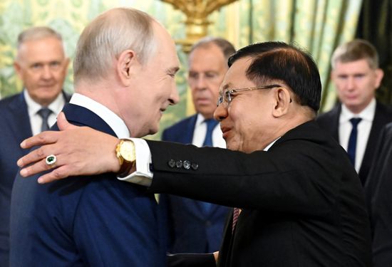 Встреча президента РФ Владимира Путина и президента Мьянмы Мин Аун Хлайна