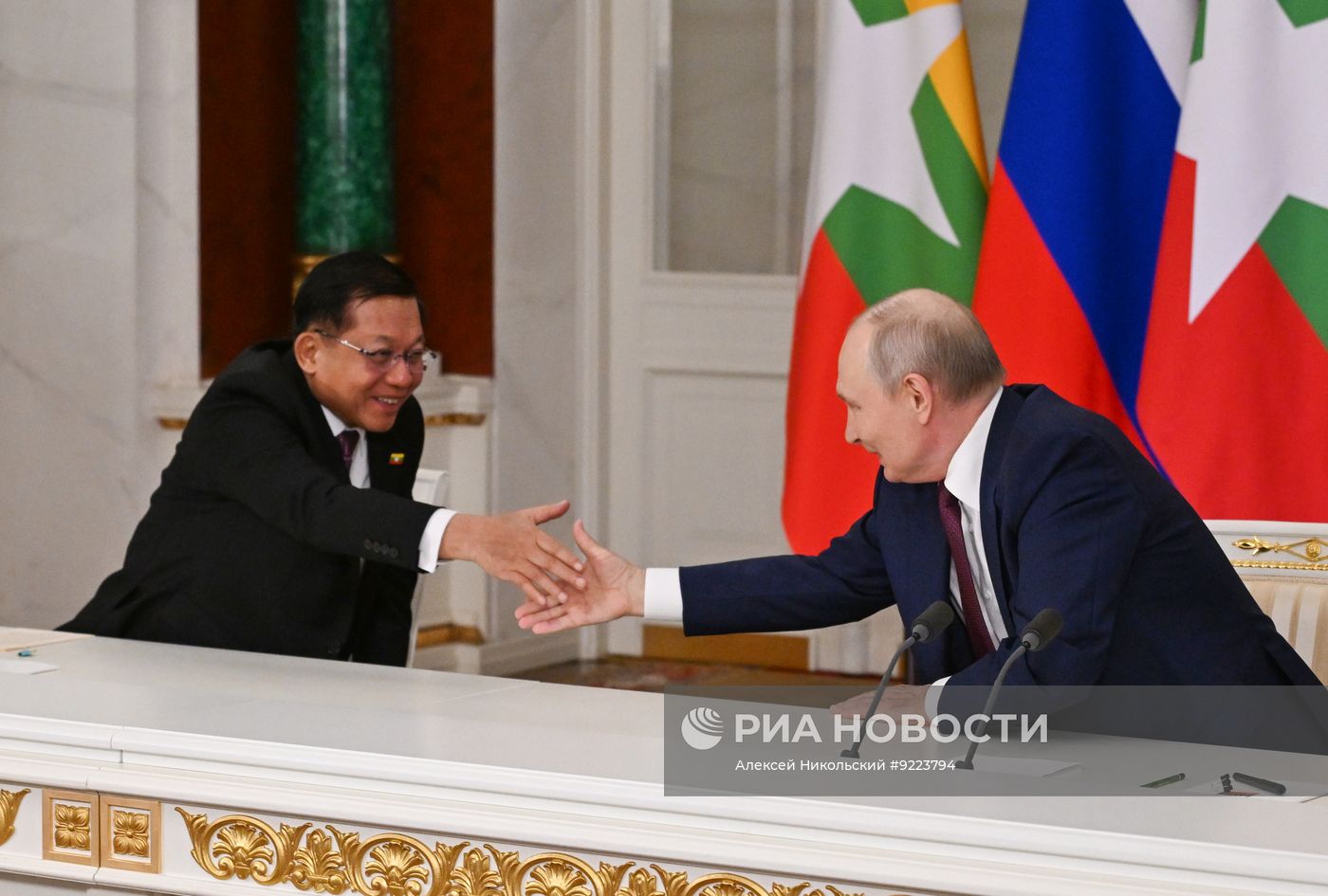Встреча президента РФ Владимира Путина и президента Мьянмы Мин Аун Хлайна