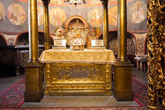 Патриарх совершил молебен у мощей Дмитрия Донского в Архангельском соборе Кремля