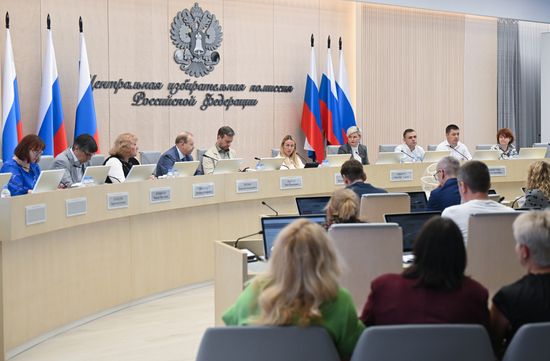 Жеребьевка по распределению бесплатной печатной площади между политическими партиями в ЦИК в Москве