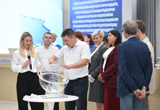 Жеребьевка по распределению бесплатной печатной площади между политическими партиями в ЦИК в Москве