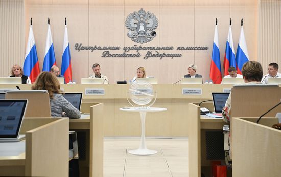 Жеребьевка по распределению бесплатной печатной площади между политическими партиями в ЦИК в Москве