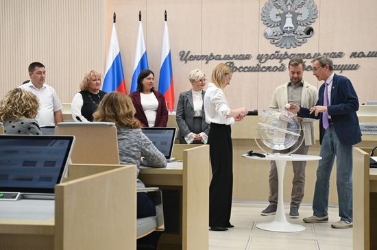 Жеребьевка по распределению бесплатной печатной площади между политическими партиями в ЦИК в Москве