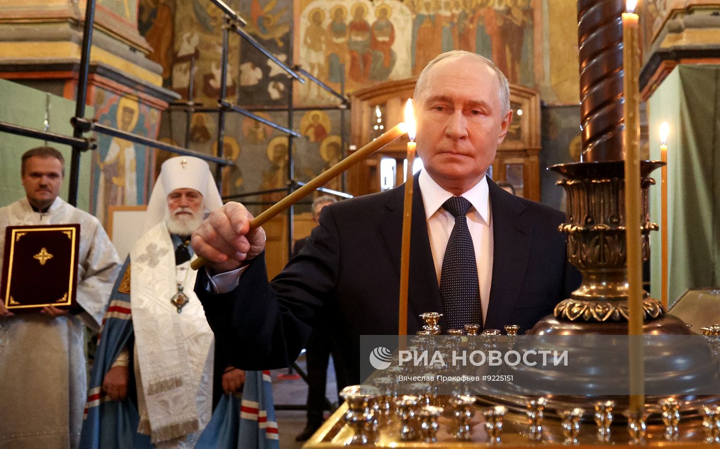 Президент Владимир Путин посетил Архангельский собор Московского Кремля