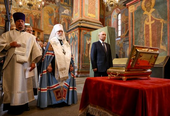 Президент Владимир Путин посетил Архангельский собор Московского Кремля