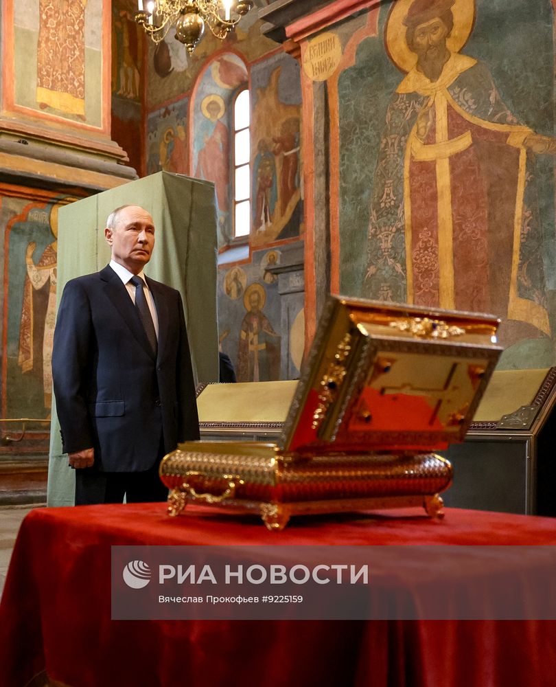 Президент Владимир Путин посетил Архангельский собор Московского Кремля
