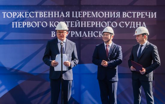 Встреча первого контейнерного судна из Китая в Мурманске