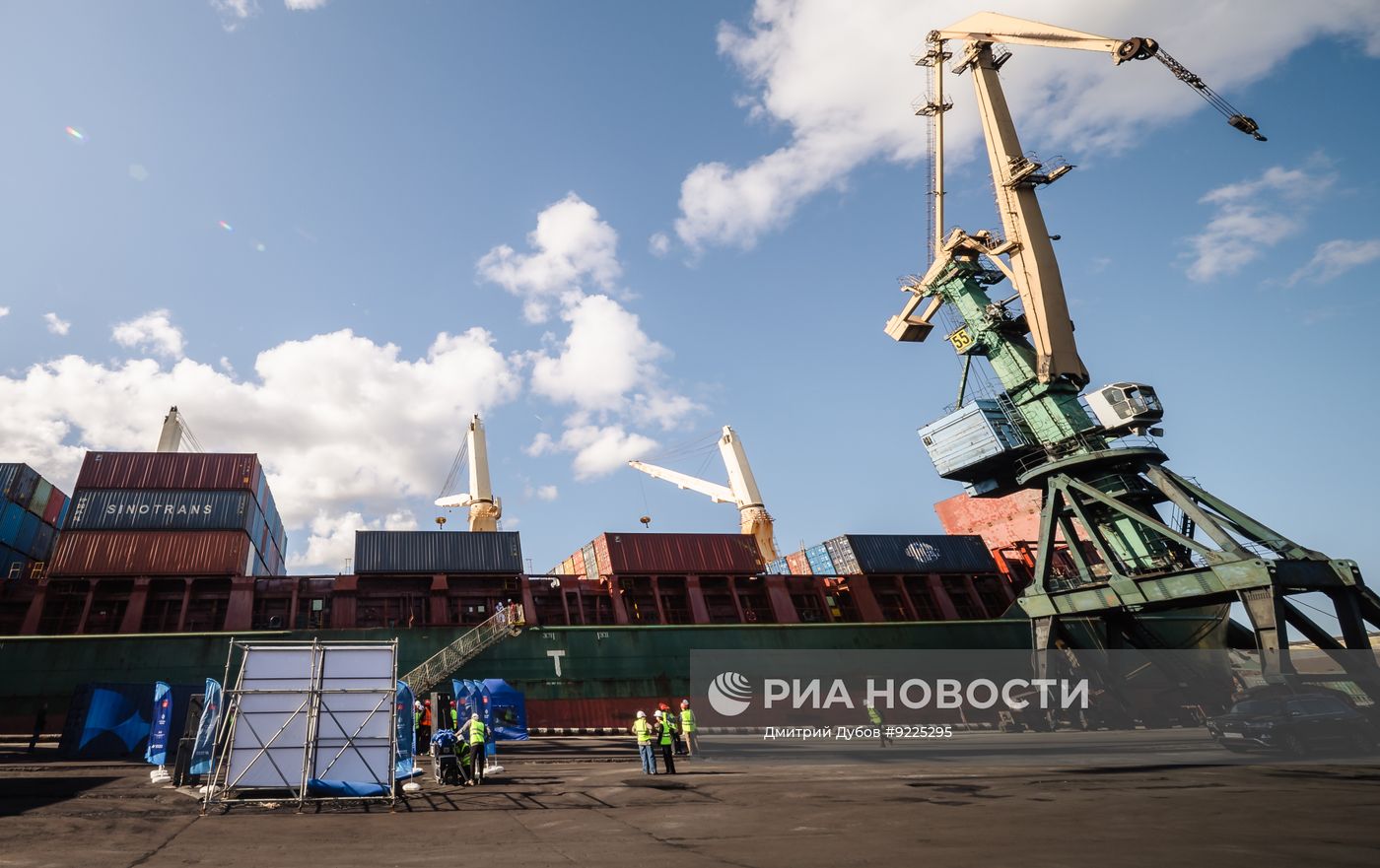 Встреча первого контейнерного судна из Китая в Мурманске