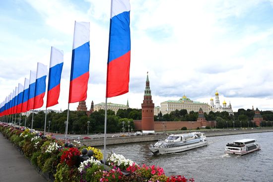 Украшение Москвы ко Дню флага России
