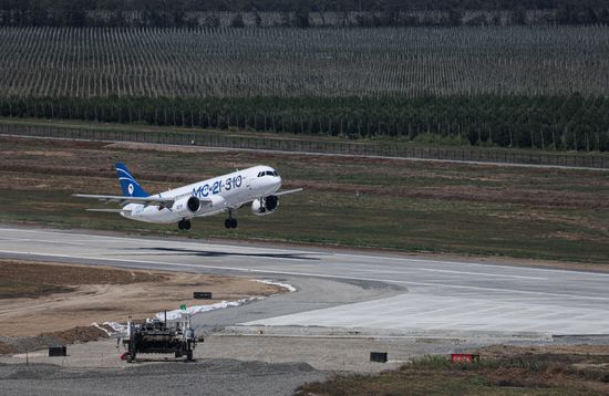 Российский лайнер МС-21 совершил взлёт с новой взлётной полосы в Грозном