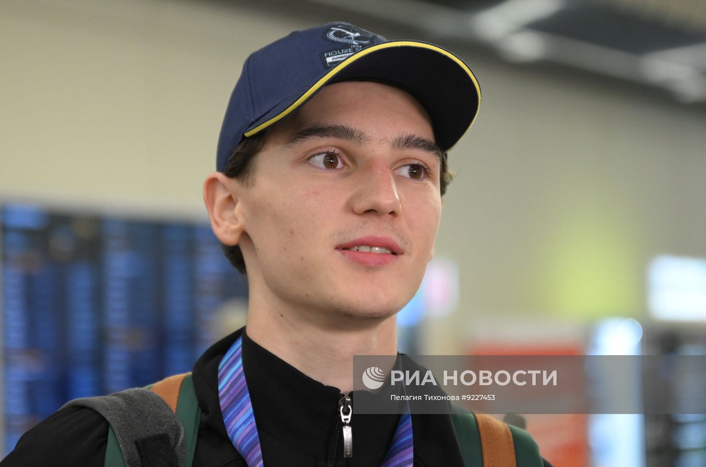 Встреча в аэропорту Шереметьево фигуристов-юниоров - победителей 1-го этапа Гран-при ISU