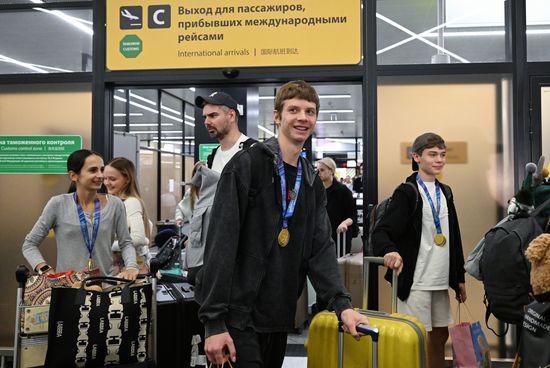 Встреча в аэропорту Шереметьево фигуристов-юниоров - победителей 1-го этапа Гран-при ISU