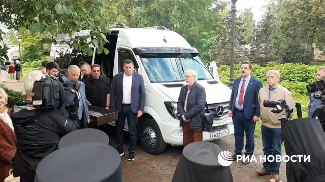 Якунин передает Гефсиманскую плащаницу в Староладожский монастырь