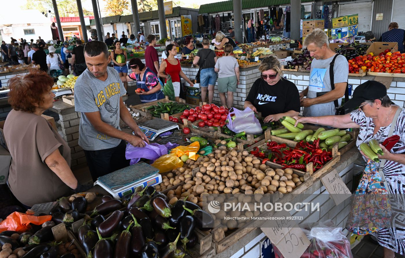 Работа рынка "Привоз" в Симферополе