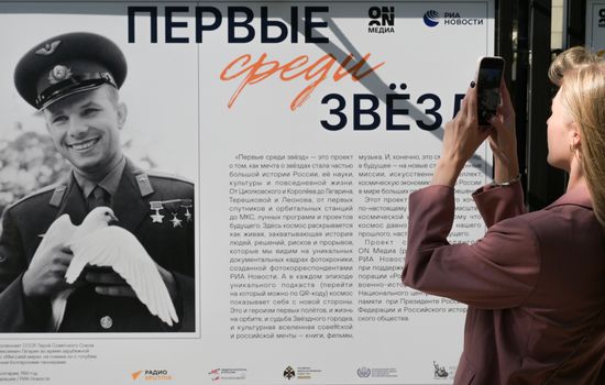 Фотовыставка "Первые среди звёзд" в Москве