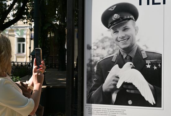 Фотовыставка "Первые среди звёзд" в Москве