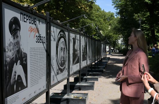 Фотовыставка "Первые среди звёзд" в Москве