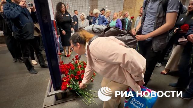 Мероприятие в память о жертвах теракта на станциях Сокольнической линии метро в Москве