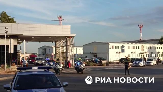 Кортеж с телом Ратко Младича выезжает из аэропорта Белграда