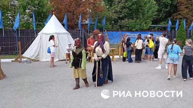 Атмосфера базара золотоордынского города на фестивале в Саратове