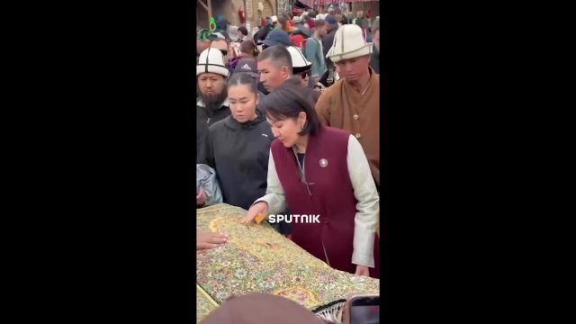 Супруге президента Кыргызстана хотели подарить ковер из драгоценных камней стоимостью $35 тыс.