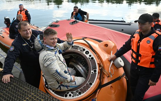 Тренировка космонавтов по действиям после посадки на водную поверхность