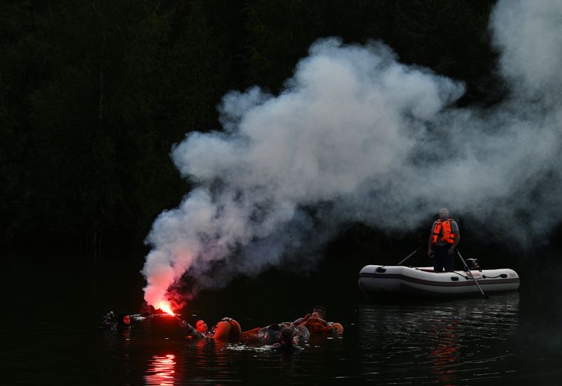 Тренировка космонавтов по действиям после посадки на водную поверхность