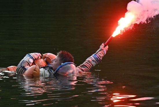 Тренировка космонавтов по действиям после посадки на водную поверхность