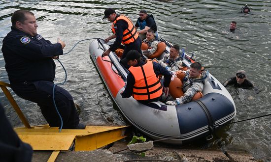 Тренировка космонавтов по действиям после посадки на водную поверхность