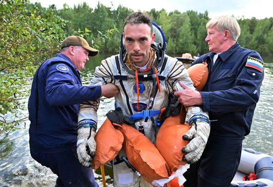 Тренировка космонавтов по действиям после посадки на водную поверхность