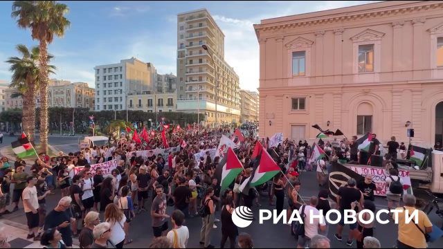 Манифестация против правительства Италии в Бари