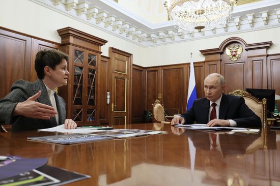 Президент Владимир Путин встретился с главой фонда "Талант и успех" Еленой Шмелёвой