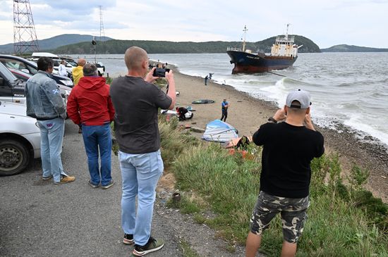 Теплоход "Русский Восток" вынесло на мель в Амурском заливе
