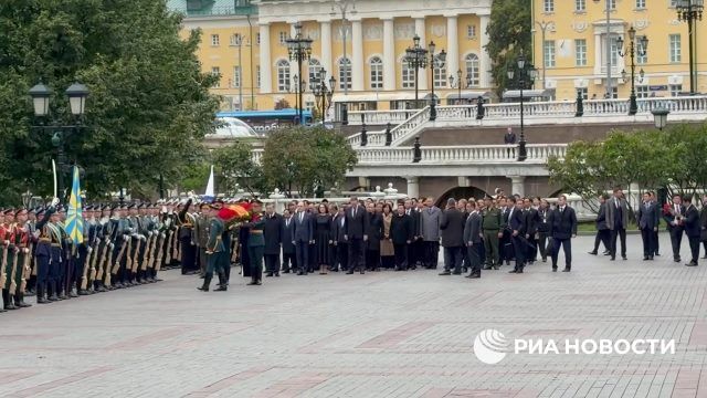 Делегация Вьетнама во главе с президентом возлагает венок к Могиле Неизвестного солдата