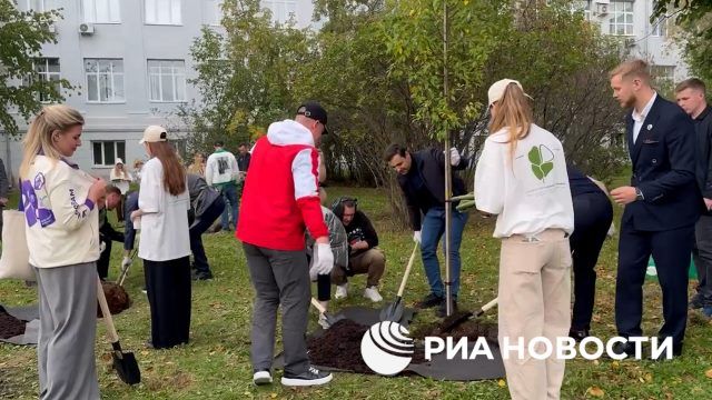 Участники фестиваля молодежи в Екатеринбурге посадили деревья в честь дружбы стран