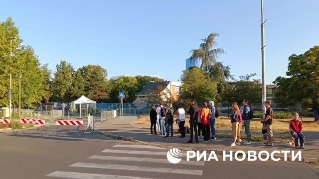 Очередь в Белграде на выборах в Госдуму РФ до открытия участка
