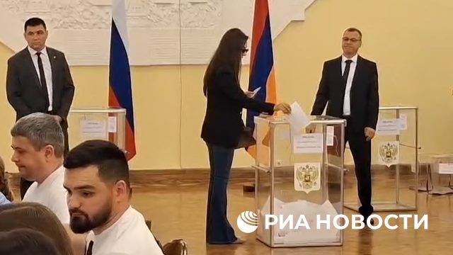 Певица Зара проголосовала на избирательном участке в посольстве РФ в Армении