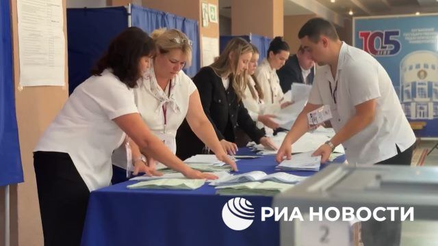 Работа избирательной комиссии после закрытия участка в ЛНР
